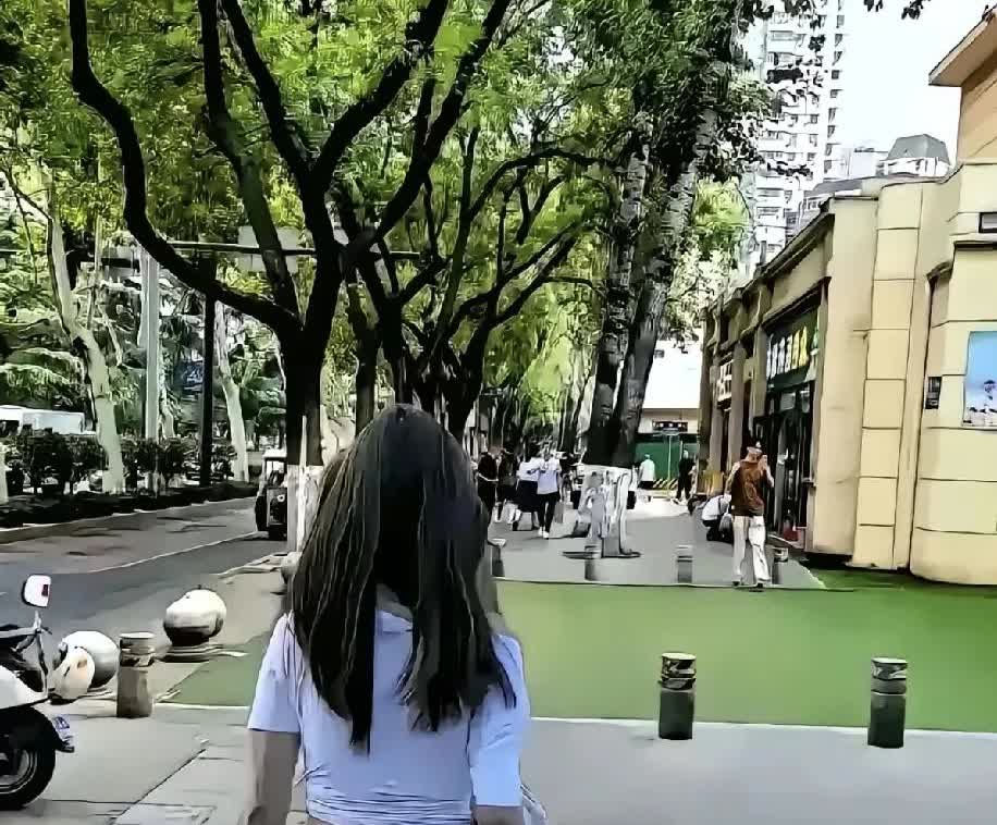 大清早的无意刷到了一个女子在西湖边穿着几乎露出整个臀部的一分裤让我震惊的不仅仅是