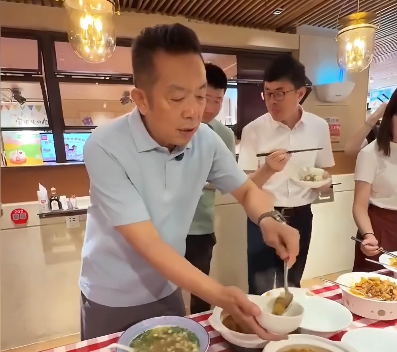 贾国龙是真没招儿了竟然亲自直播试吃不吃还好，一吃吓一跳，原来西贝最任性的老板