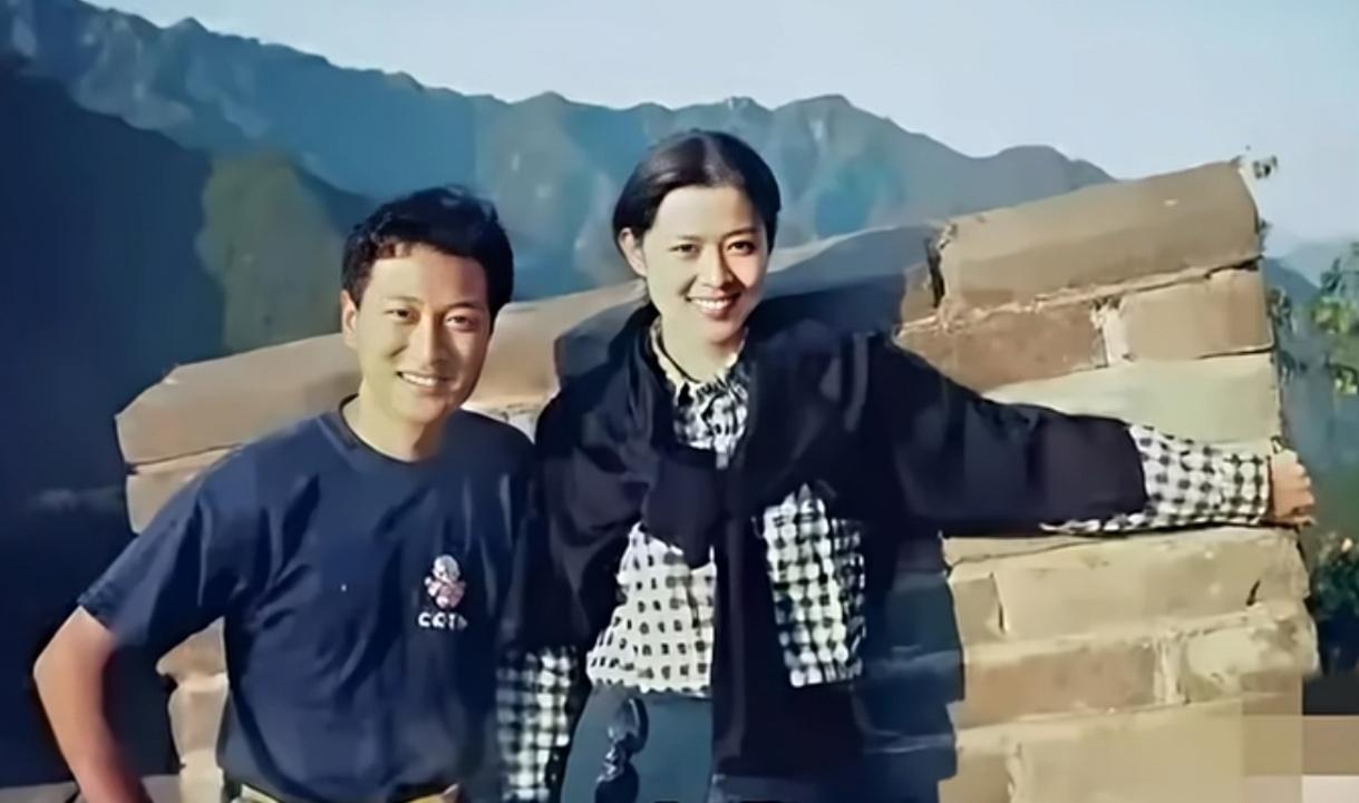 近日，一张倪萍90年代游览八达岭长城的旧照释出。照片中，她身着素雅衣裳，立于烽火