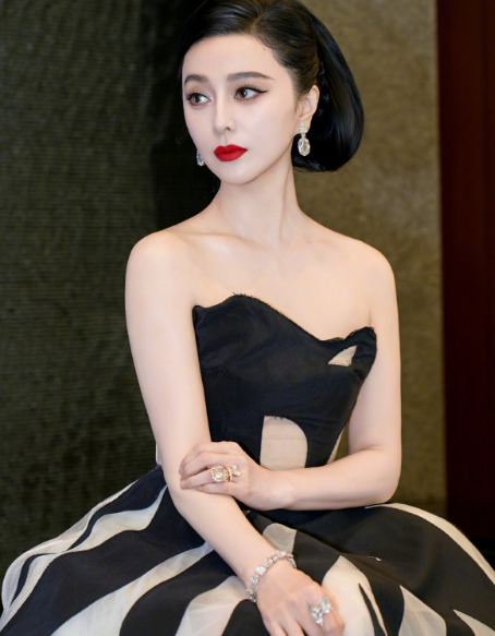 范冰冰身穿复古黑白礼服太好看了