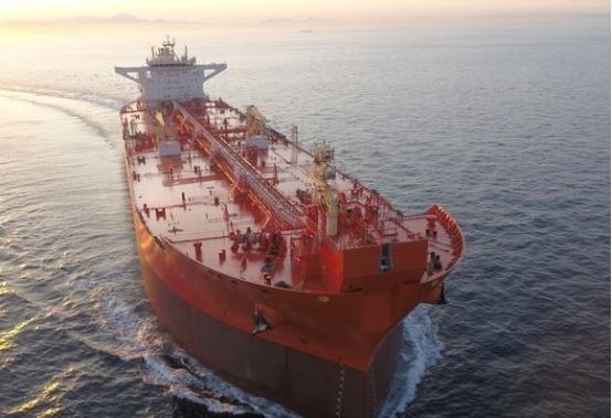 惊心一幕：中国两艘油轮逼近委内瑞拉，美军封锁行动遇历史性反制，航线直播+五星红旗