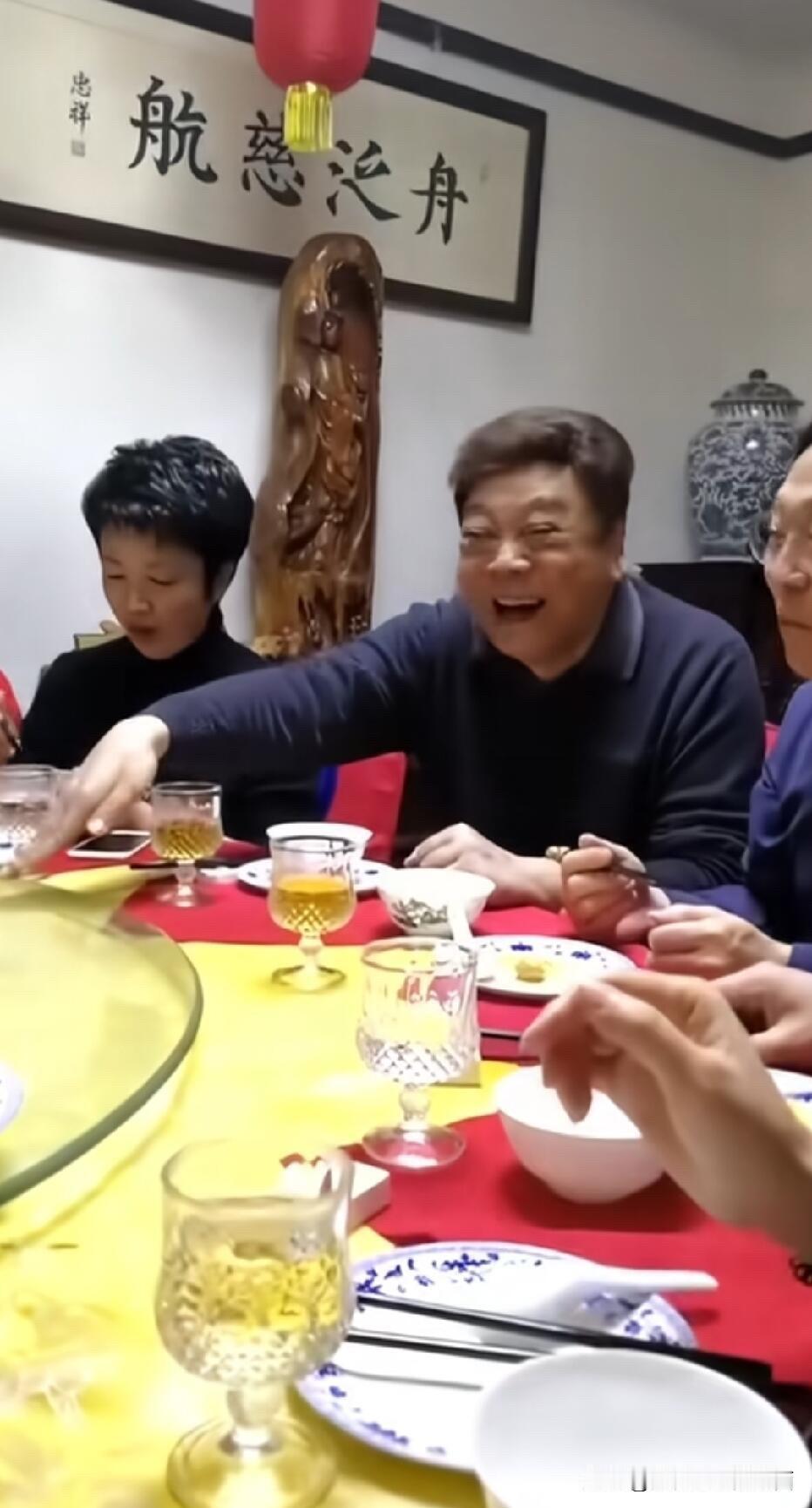 这是早些年赵忠祥邀请好友到家里聚会时的情景，那个时候他的头发都还是乌黑的，发量不