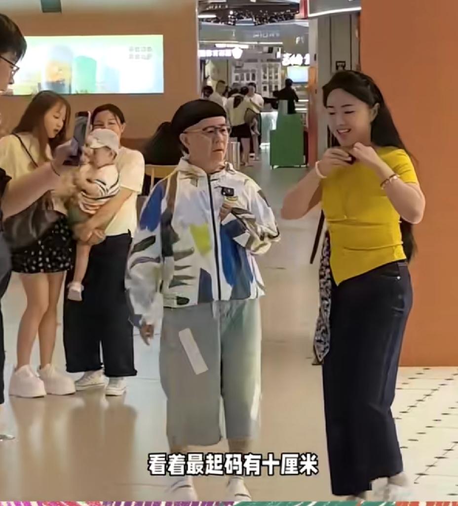 60岁的金龟子刘纯燕，从年轻到老都打扮的很幼稚，一个发型几十年不变。