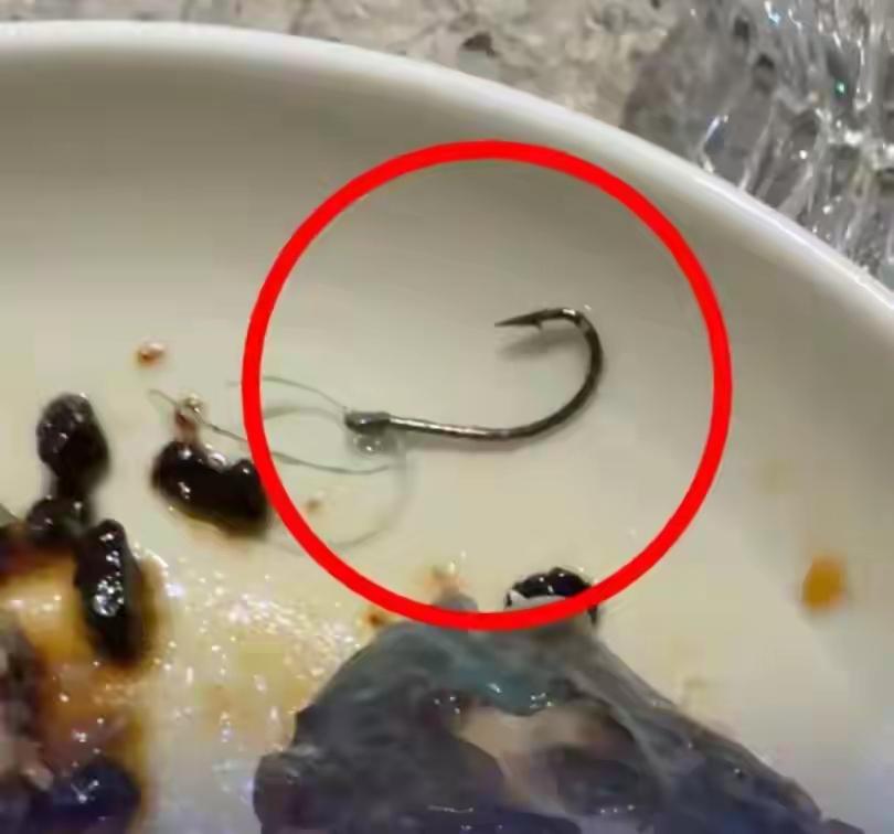上海一消费者在米其林餐厅吃出鱼钩和鱼线，6000多元的餐费免单，网友说明食材不错