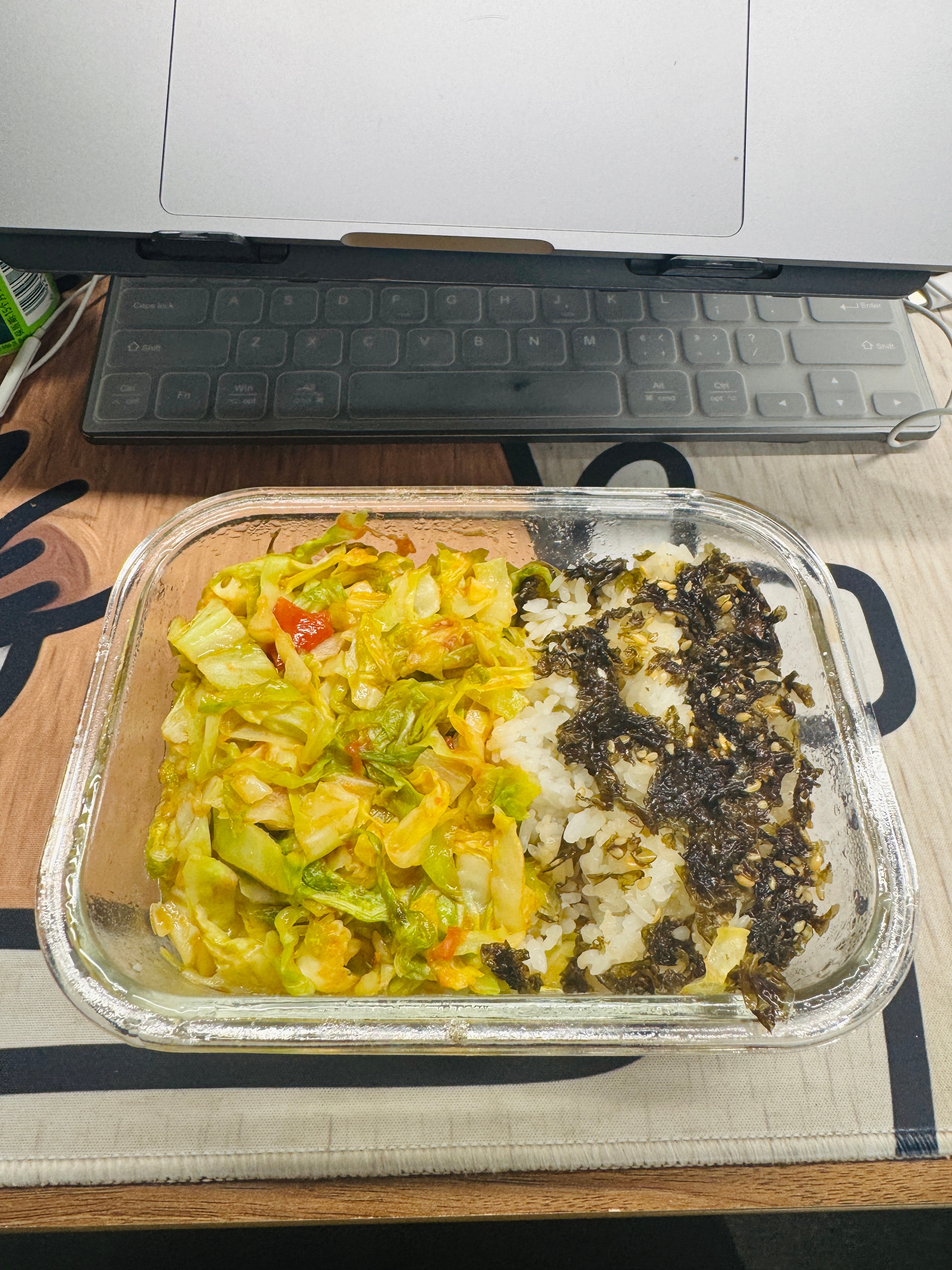 今日工作餐：西红柿白菜丝➕烧鸽子小妹今天吃什么以前真吃不来素炒白菜丝，太寡淡了