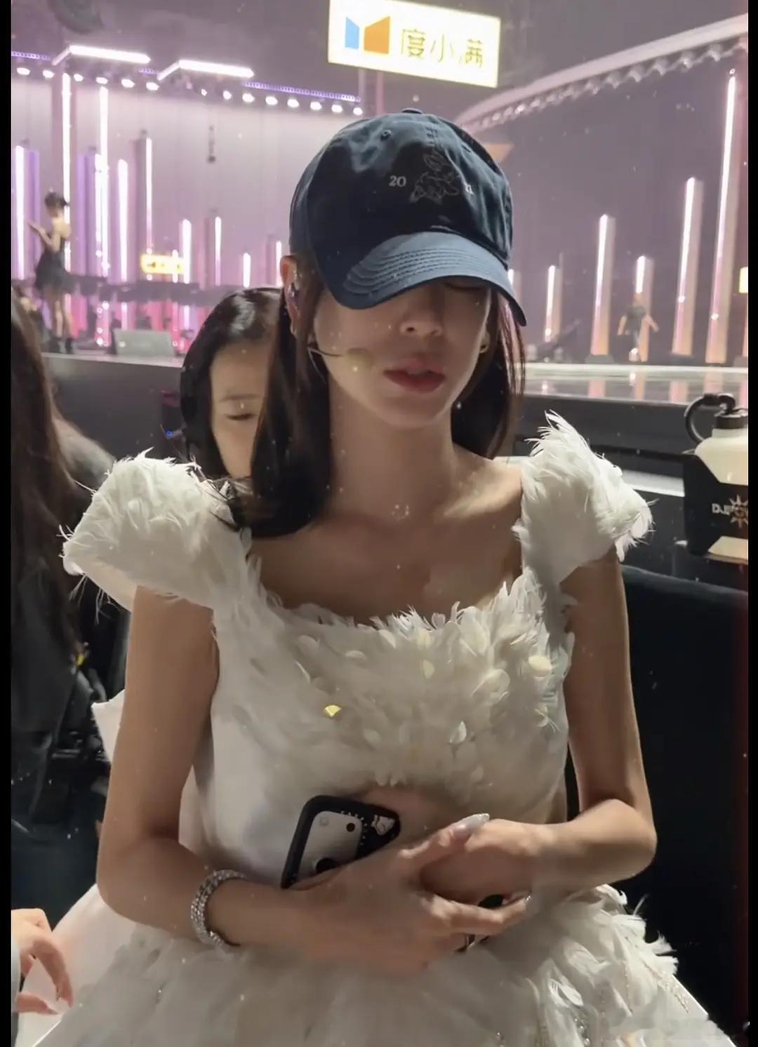 终于知道江语晨为什么这么多粉丝了，完全爱豆级别来的