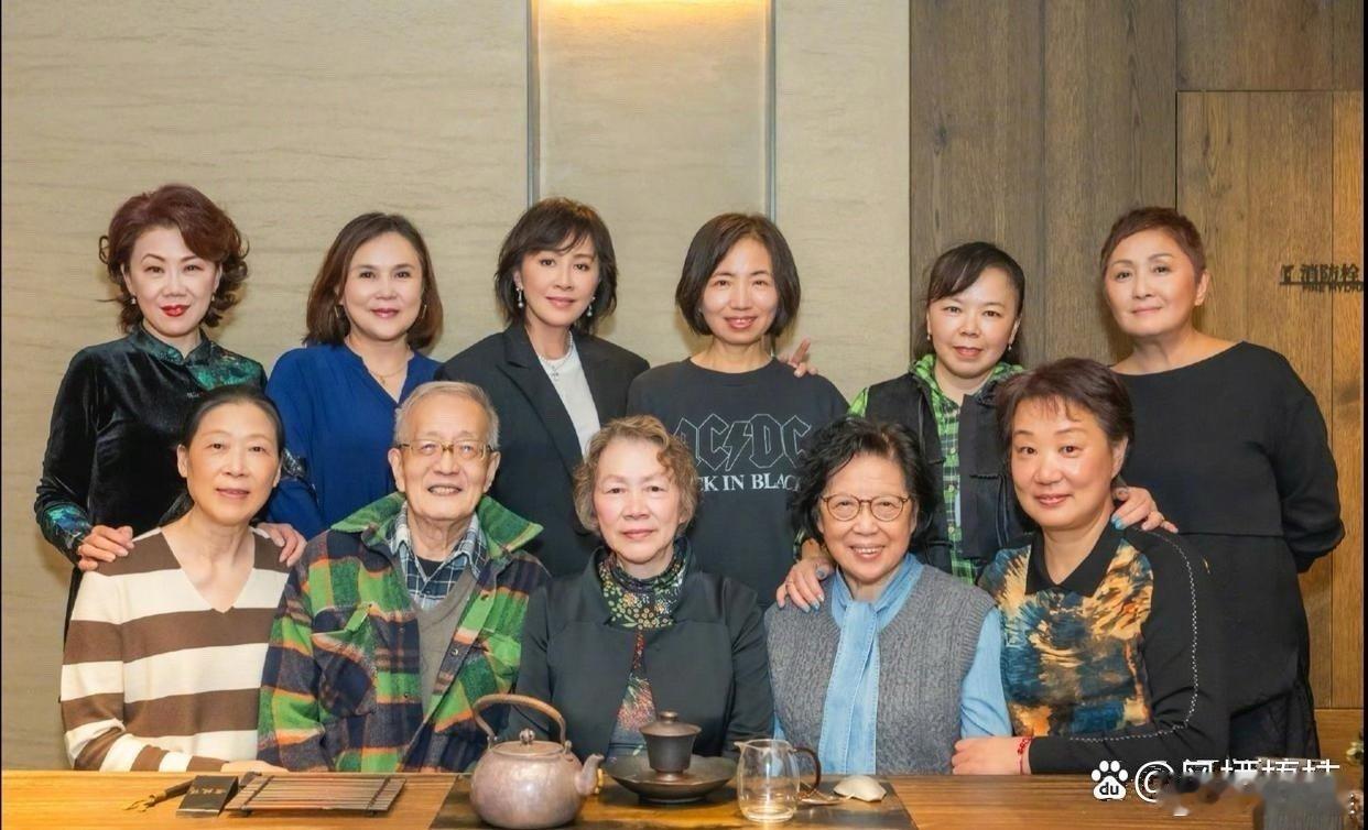 刘嘉玲回苏州与老同学相聚！不愧是女明星，在人群里直接脱颖而出，又靓又显年轻，状态