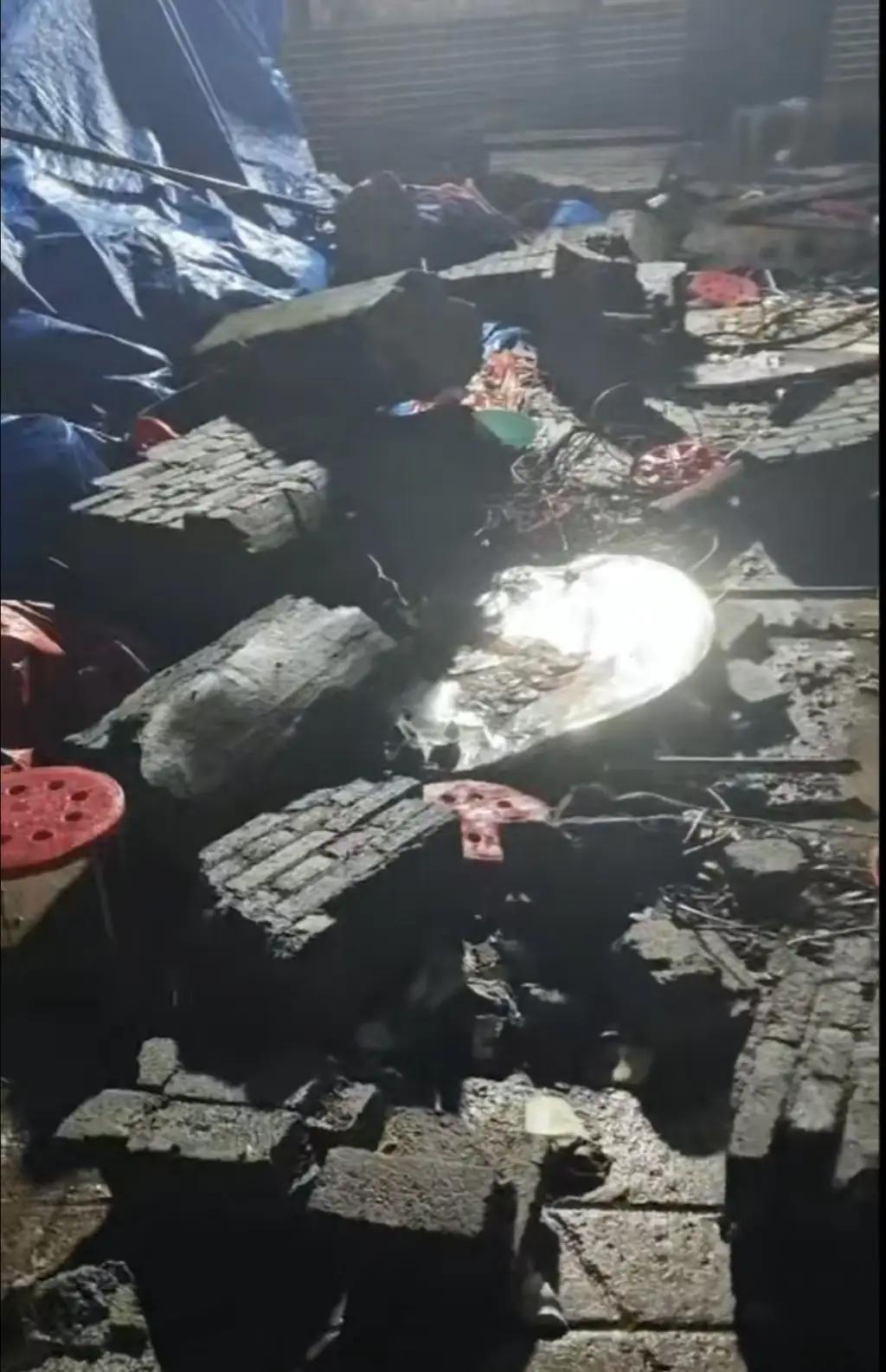 云南昭通,一25岁女子,去参加亲戚家葬礼,在院子吃饭时,身后3米高的院墙倒塌,导