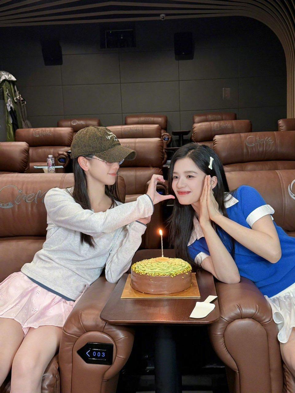 陈都灵发与张婧仪合照陈都灵陪张婧仪过生日美女贴贴啦～