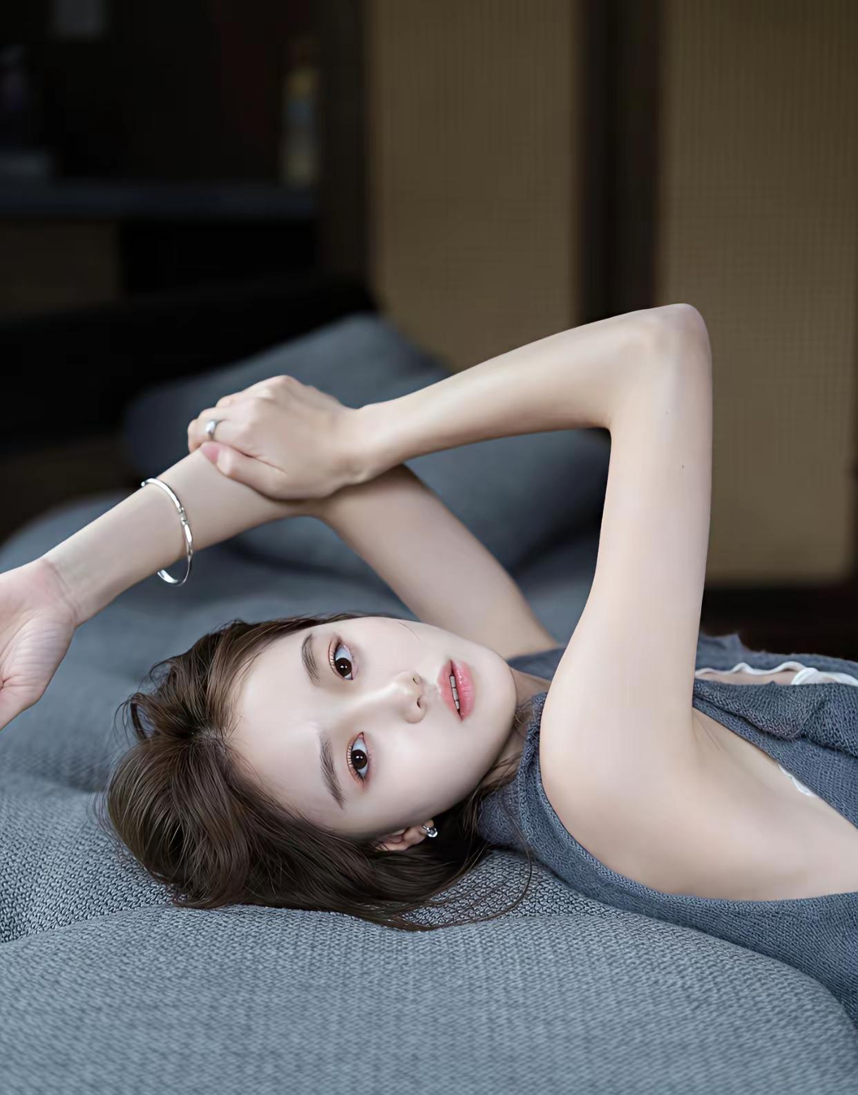 慵懒午后，少女沉思女人这辈子可以靠谁？穿白色连衣裙的女孩是不是更好看