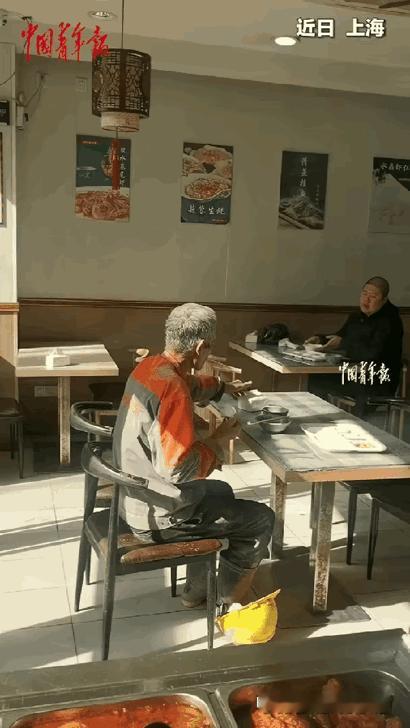 “太感动了！”上海，某餐馆里，一工地大叔去吃饭，而当他吃完饭后，做了一件事，感动