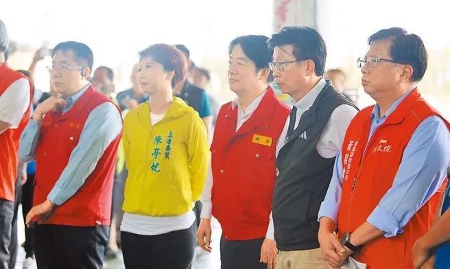 赖十讲到他的发迹地台南勘灾，又有灾民向他呛声，“30几个小时了，都没人关心！这个