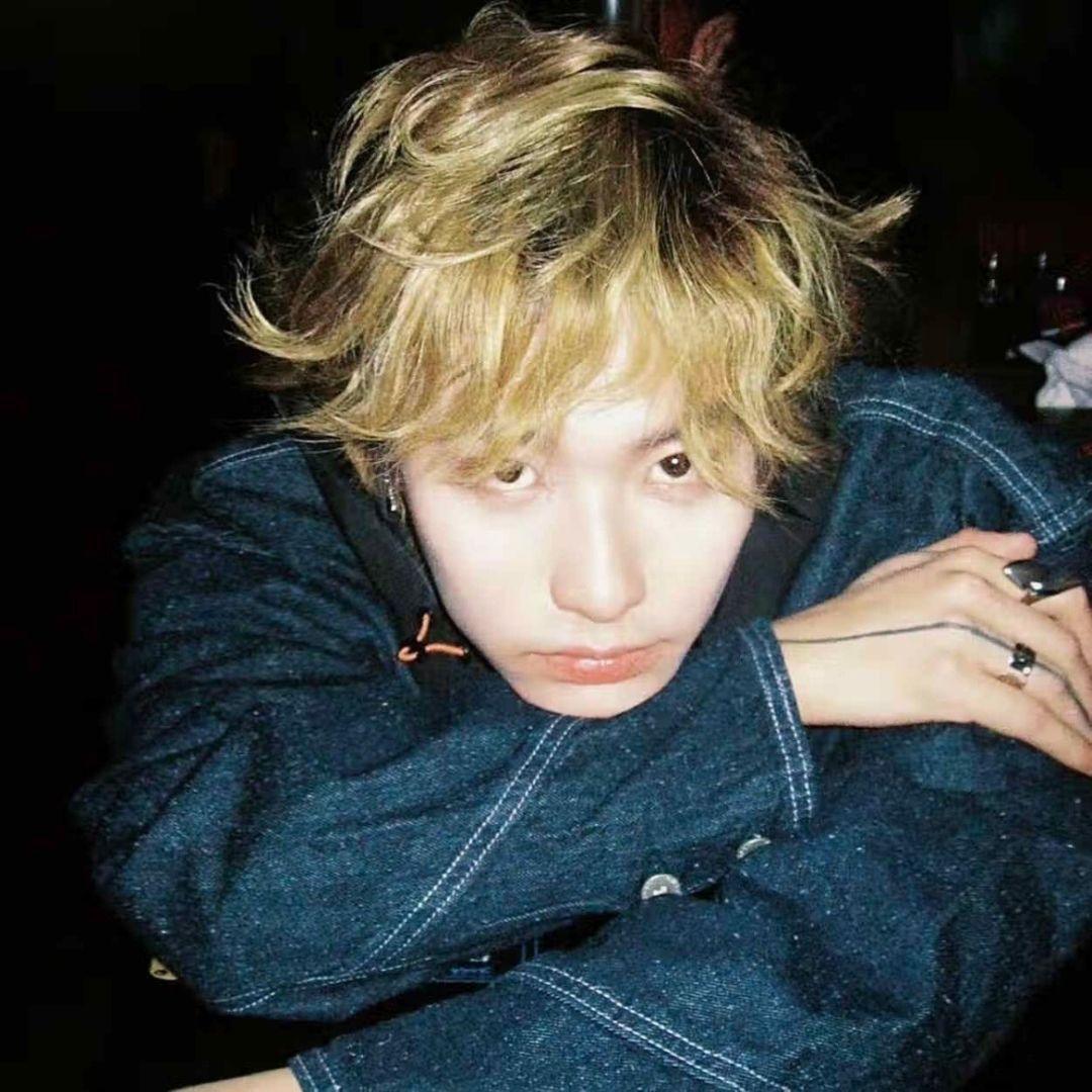 曾有同学想成为货真价实的黄毛，居然真把头发给染黄了。结果被群嘲，笑话他气质上根本