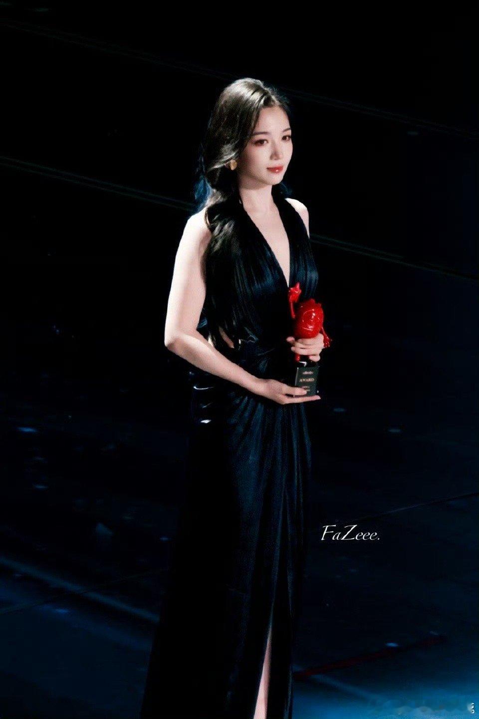 代露娃的背不拔罐可惜了谁懂啊！代露娃黑色挂脖露背裙造型美到窒息！后背线条优越到