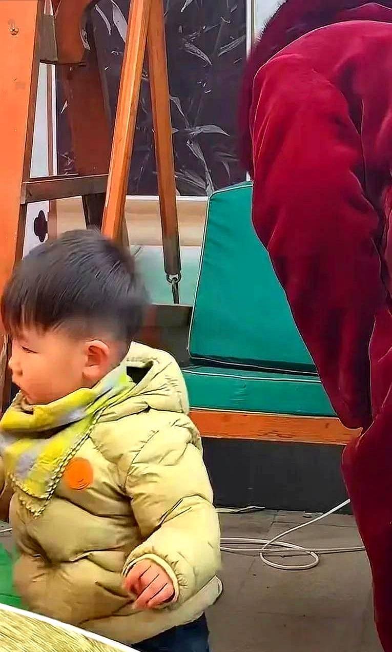 朱之文孙子根本不傻，而是精着呢！那小子在姑姑婚礼上像猴子一样上蹿下跳，眼睛亮得