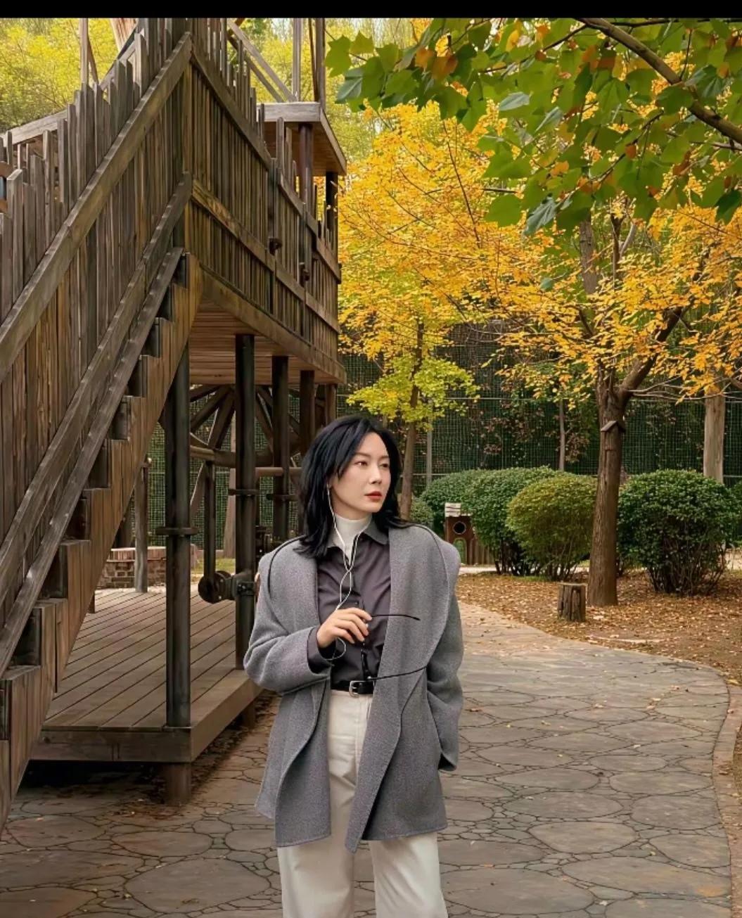 陈数的秋日穿搭太戳了！灰调大衣穿出松弛高级感陈数的秋日氛围感穿搭请锁死！一