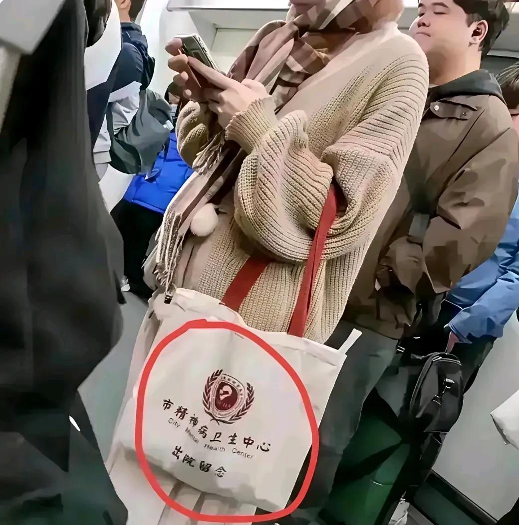 地铁偶遇一女士挎包乘车，简直太有威慑力了！谁敢不服！非常聪明的女士，挎这广告袋