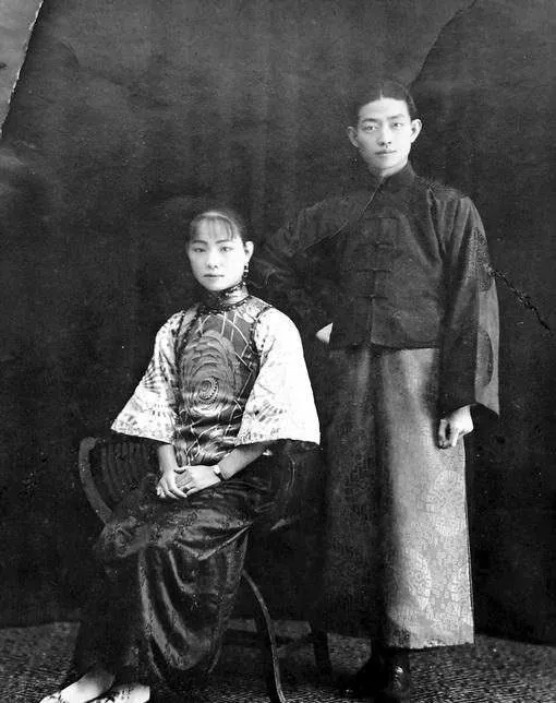 1921年，梅兰芳的一双儿女因为麻疹双双离世，发妻王明华痛不欲生。梅兰芳对妻子说