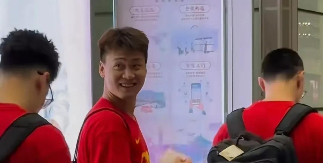 中国男篮出发马德里，阵容太不齐整，对他进国家队不解！目前中国男篮已经出发前往欧