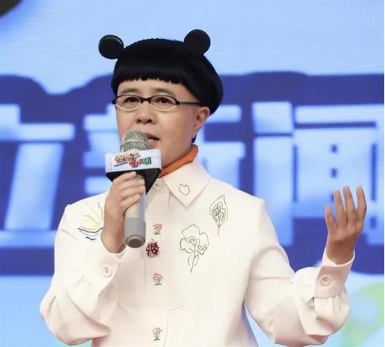 年近60岁的刘纯燕，也就是观众熟悉的“金龟子”，每月领取8900元退休金。她几乎