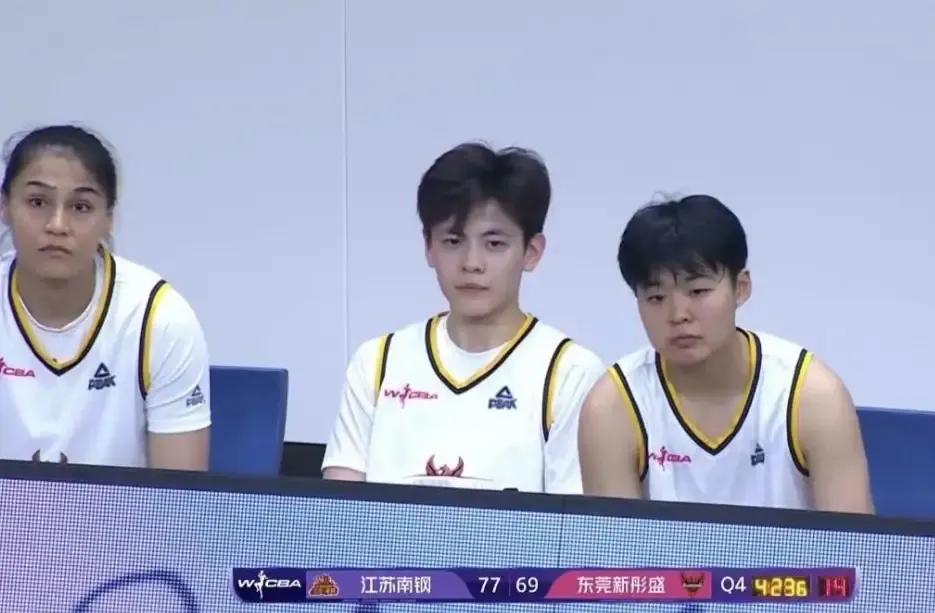 广东篮球又创造一项尴尬记录，那就是去年WCBA的卫冕冠军广东东莞女篮季后赛首轮被