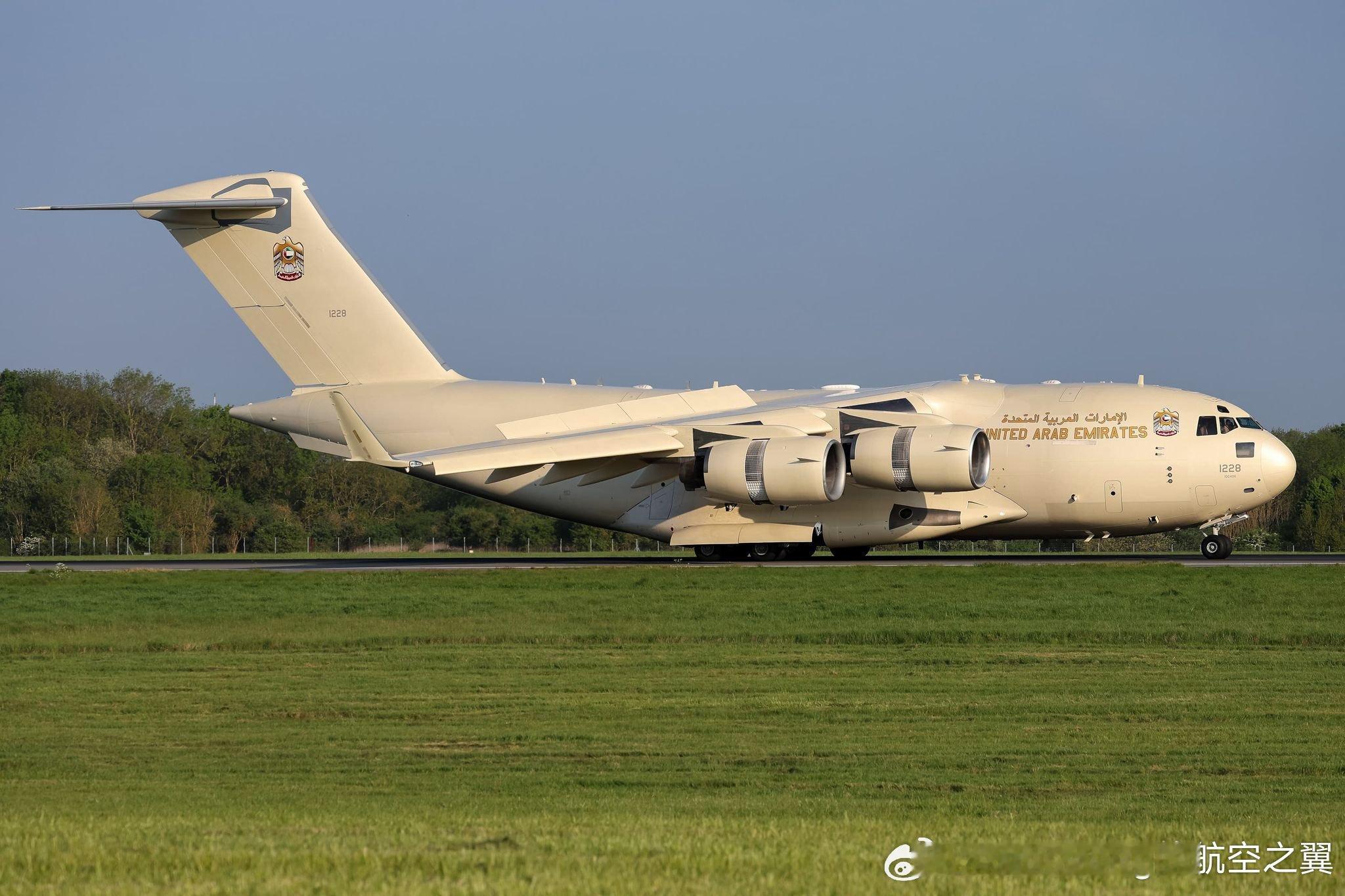 阿联酋空军C-171228号的新涂装，图3是老涂装，新涂装更民用化，方便执行一