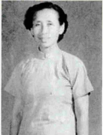 1932年，一个杂货铺老板娘白天出门倒垃圾，特务跟上去问她：“你这里面什么这么臭