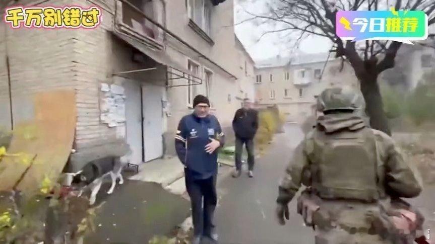 凤凰新闻【红军城现状：当地居民走上街头迎接俄军，这才是真实情况】红军城现状：当地