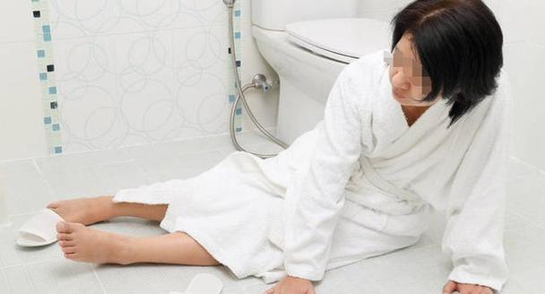 云南，女子在一家五星级酒店洗澡时不慎滑倒，手上价值100万元的玉镯磕在地上碎了。