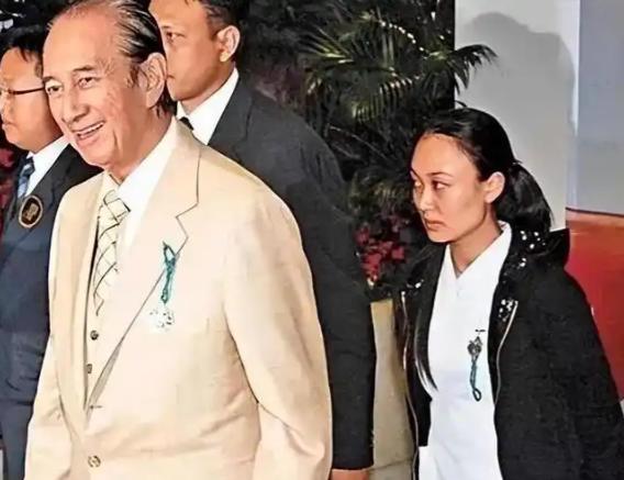 2007年，85岁的赌王中风入院，貌不惊人的小护士邓咏诗，愿给赌王擦身体。结果没