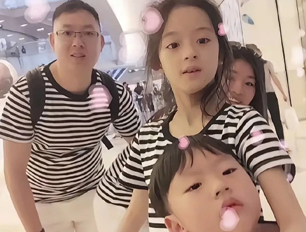 黄杨钿甜家曝光情况至今相当诡异。其父杨先生曾读大专，考公首站是城管，看似没有