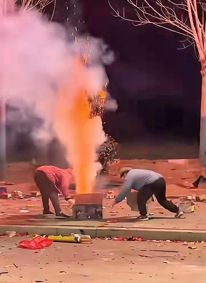 纸壳箱比命重要？今天被两个大妈刷屏了，路边的烟花还没放完，二人便上手争抢，结果箱