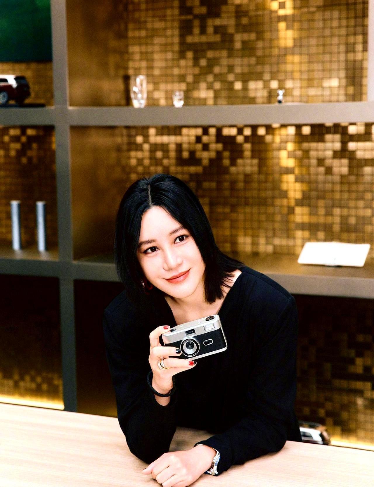 “我站在冠军左边，陪她嬉皮笑脸”——谭维维这句歌词，当年把尚雯婕钉在耻辱柱上整整