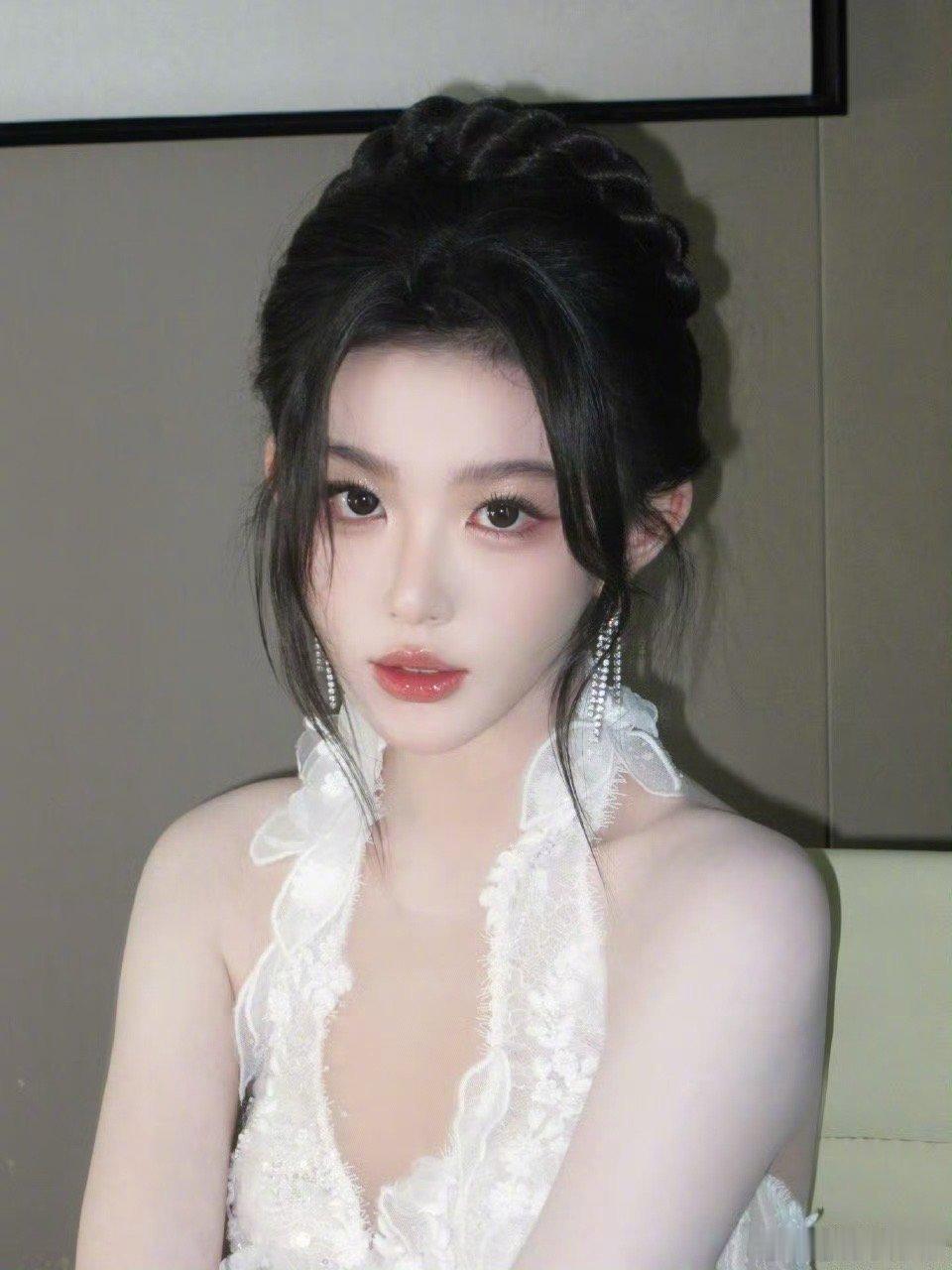 孔雪儿的公主盘发和美甲💅好漂亮😍！