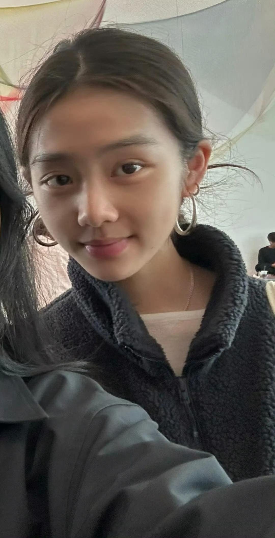 19岁的黄多多多多好有故事感的一张脸小时候的小姑娘感觉一下