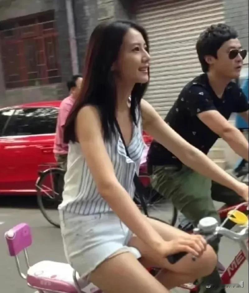 翻看高圆圆早期2013年，那年34的她骑着单车逛北京胡同。那时期的虽然年过30加