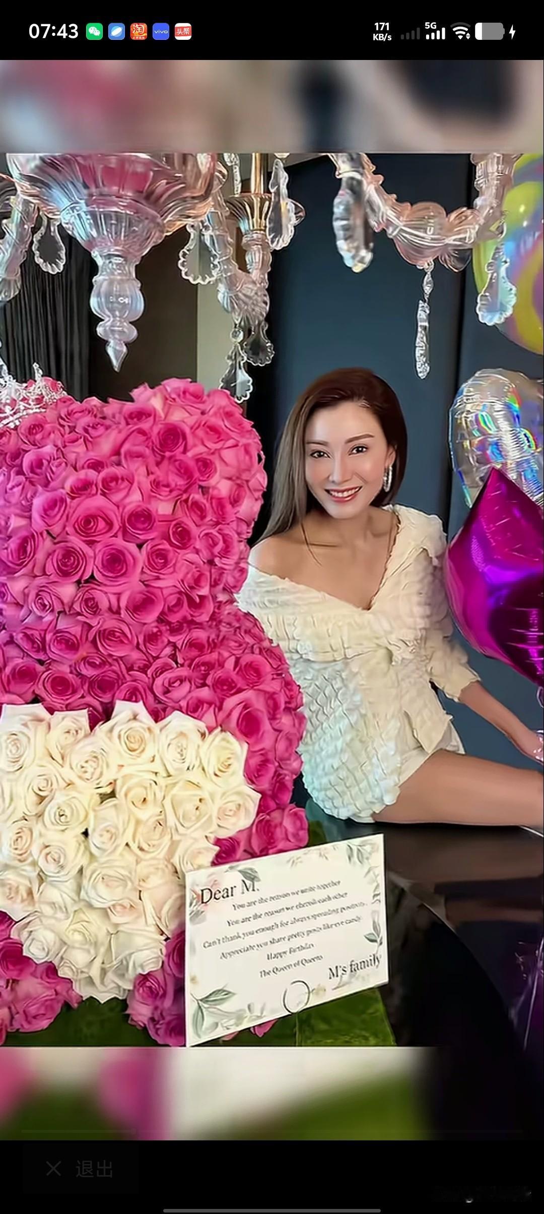 李嘉欣的长相真的太让人羡慕了！她五官精致得挑不出一点毛病，眉如远黛，眼若星辰，高