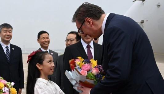 塞尔维亚第一夫人抵达北京！5月24日，根据央视新闻的报道，塞尔维亚总