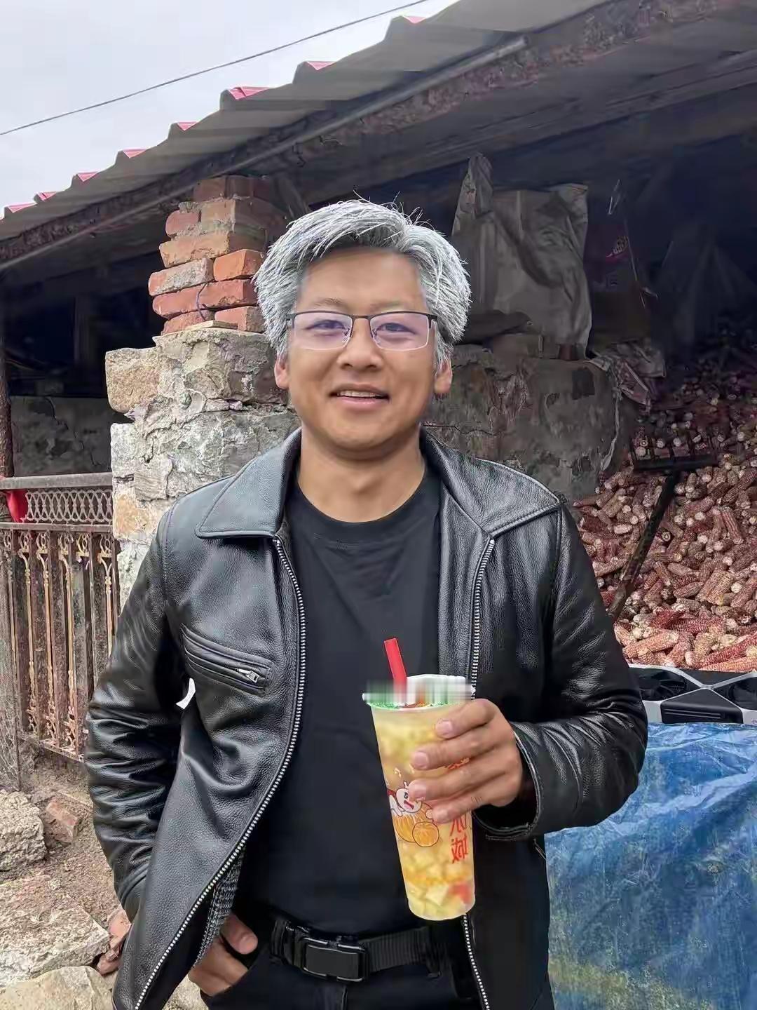 一小伙模仿黄仁勋走红。充分证明了两个道理！第一，互联网确实给了很多人机会，如