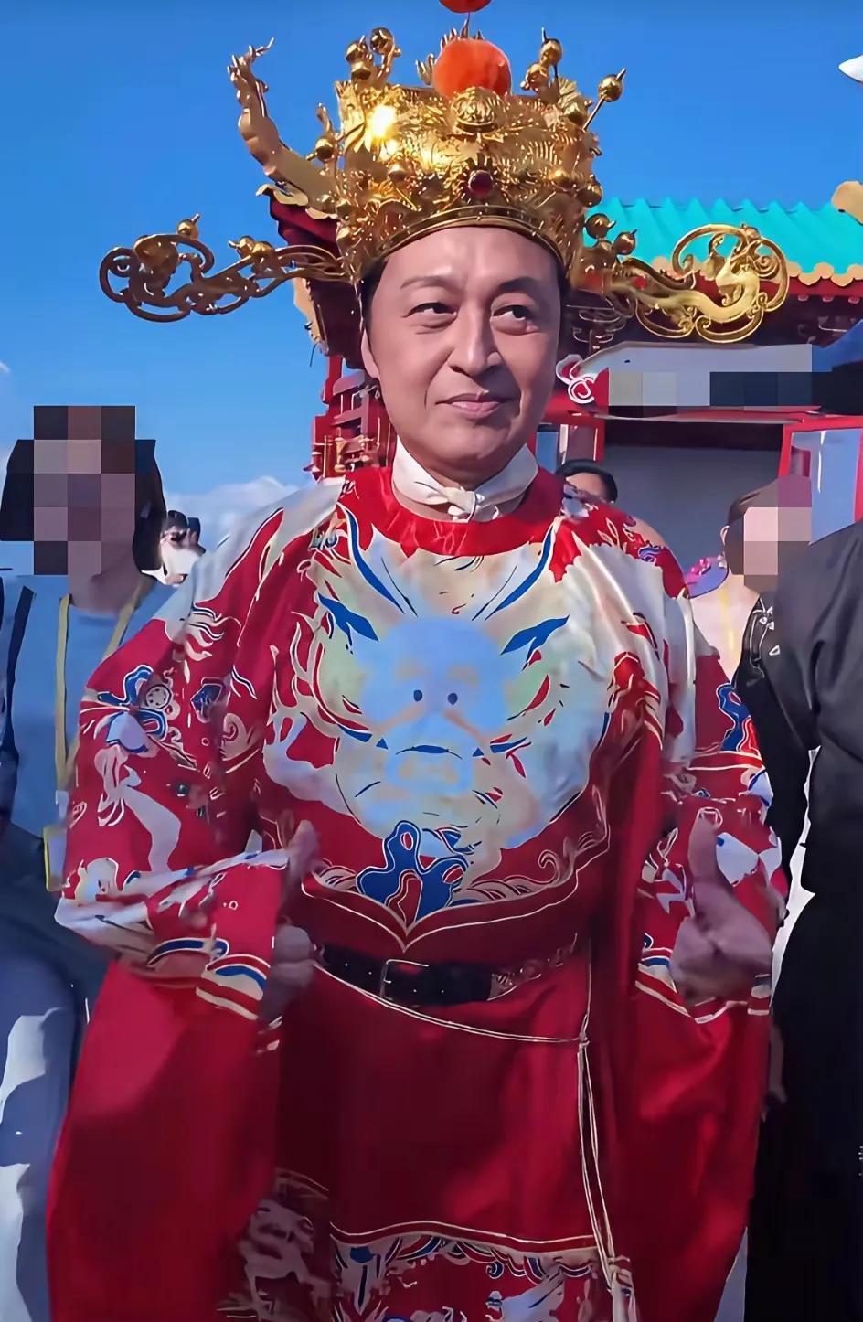 过气的明星下场很惨的。马景涛就是一个活生生的例子！60多岁的马景涛顶着35℃