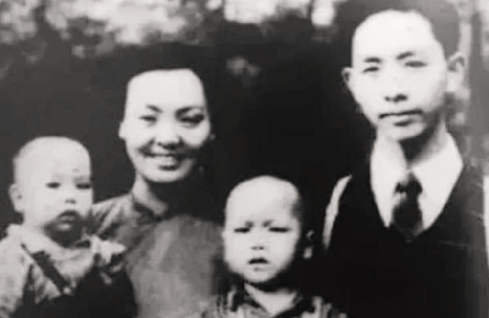 1948年，一名地下党被捕，遭受酷刑后主动交代组织架构及12人名单，特务看了后心