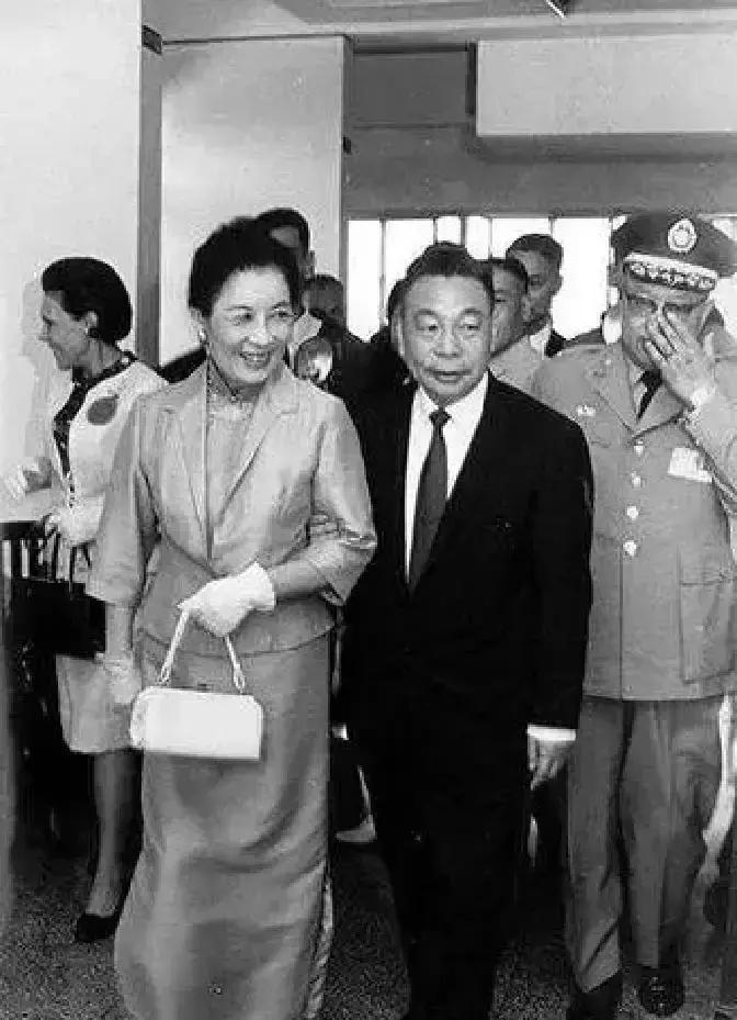 1975年4月5日，蒋介石在台北病逝。蒋介石刚去世仅仅半年，只比蒋经国大12岁的宋美龄就想操纵权力，