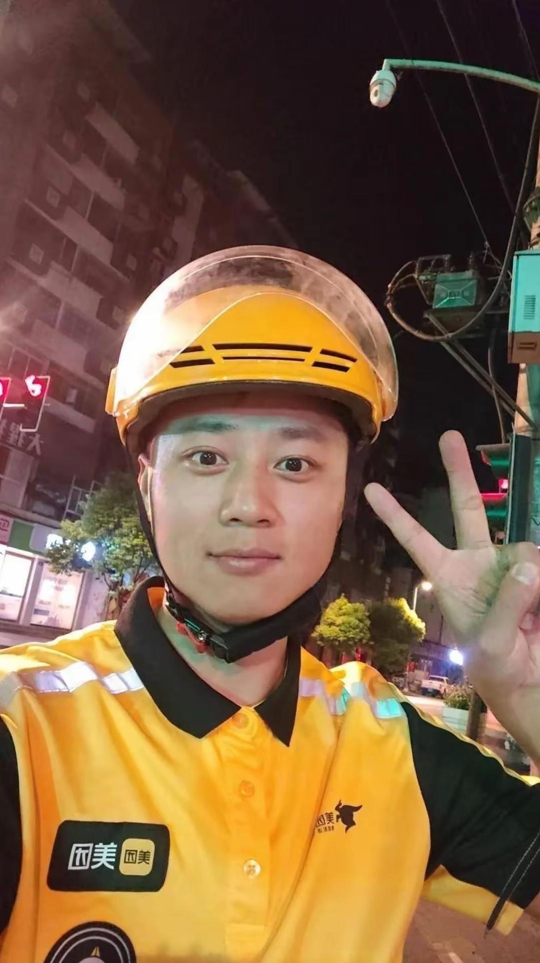原来公职人员现在也可以搞副业了，你看这位外卖小哥就是体制内工作人员，每天按时按点
