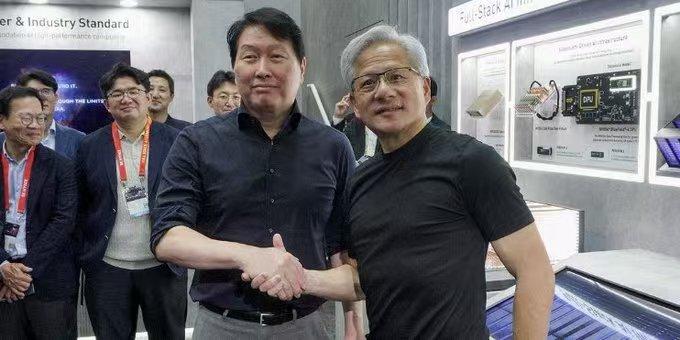 韩国现在的顶流毫无疑问是SK海力士。台北国际电脑展，黄仁勋专门跑到海力士的展台