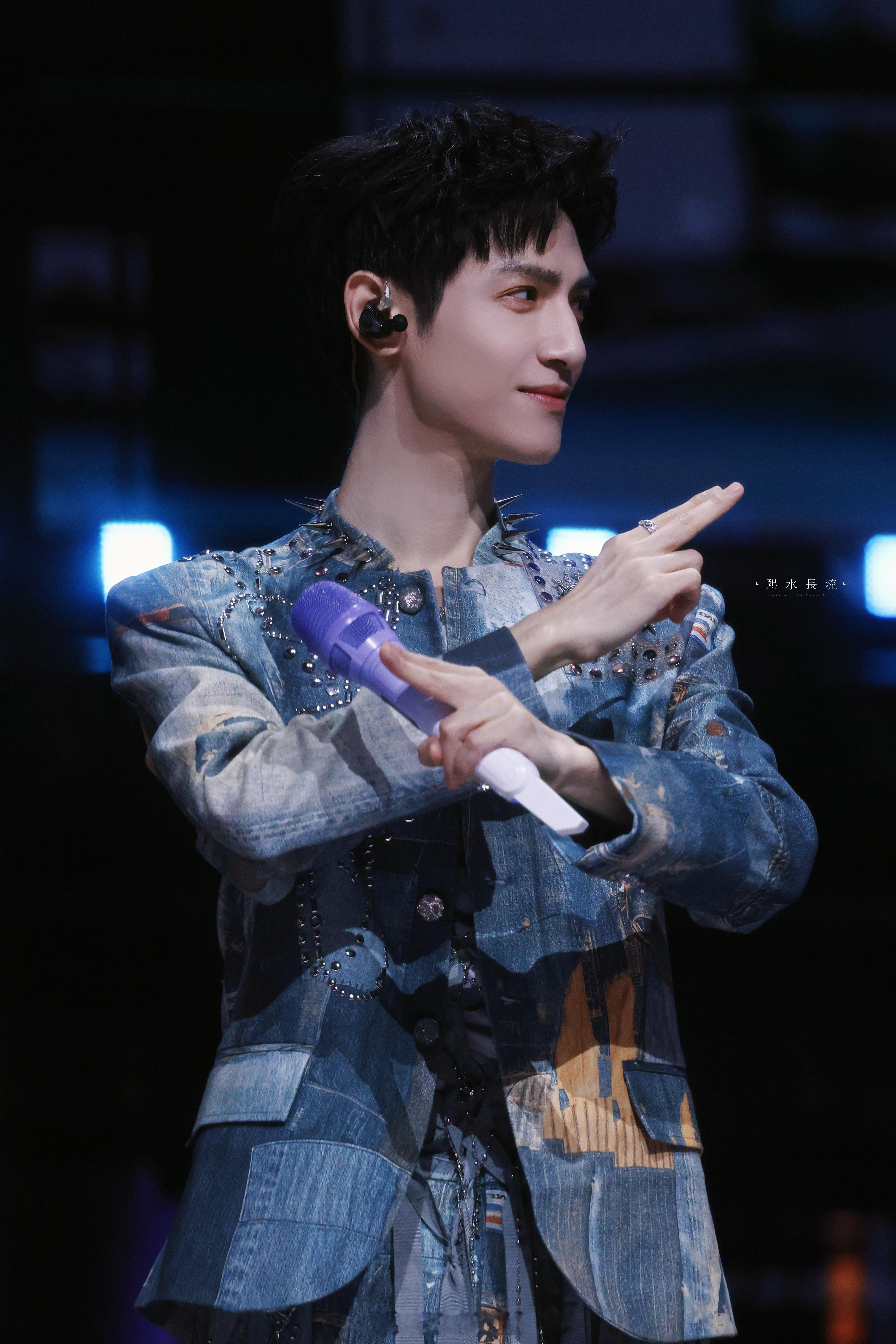 罗云熙四川卫视花开天下新年演唱会录制路透，罗云熙超帅的呀！罗云熙又给我带惊喜来