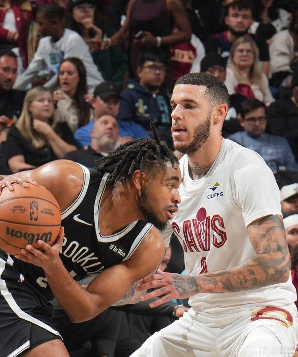 这是当前买断市场上后卫与内线的热门人选：后卫：朗佐·鲍尔卡姆·托马斯帕特·康诺顿