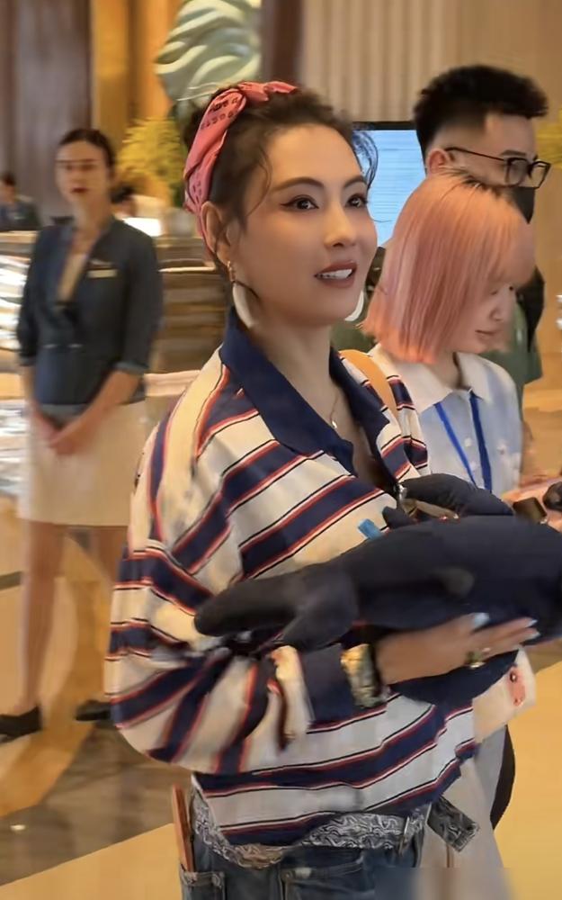 都说张柏芝卖惨养三娃，可你知道吗？谢霆锋砸下的1.3亿抚养费，她一个钢镚儿都没动