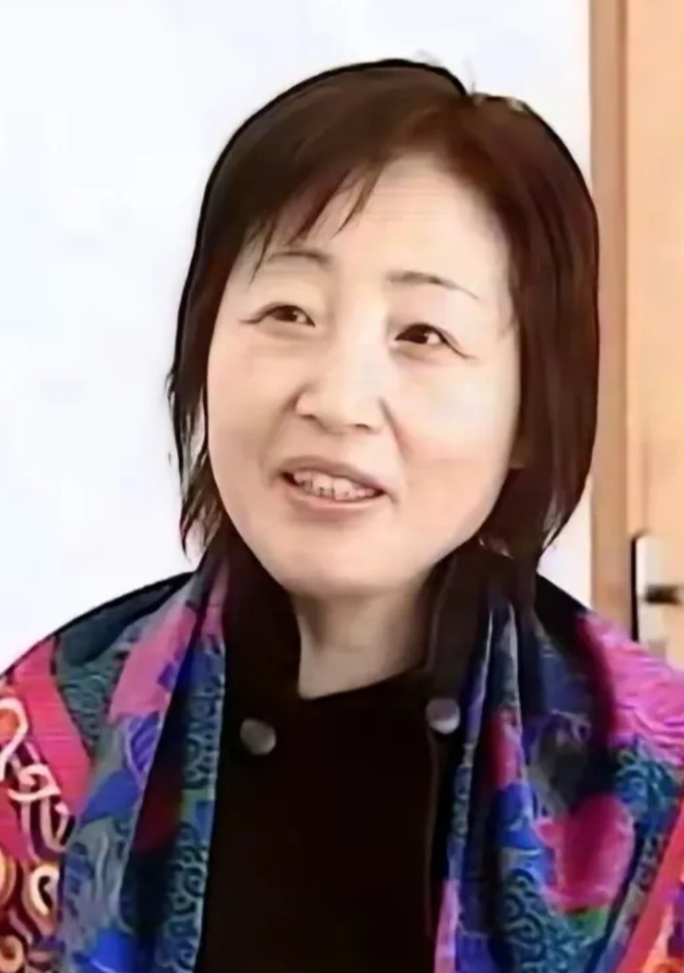 宗庆后原配之前的采访，其实当时就挺诧异的，太朴素了，甚至发型都没好好做，显得潦草