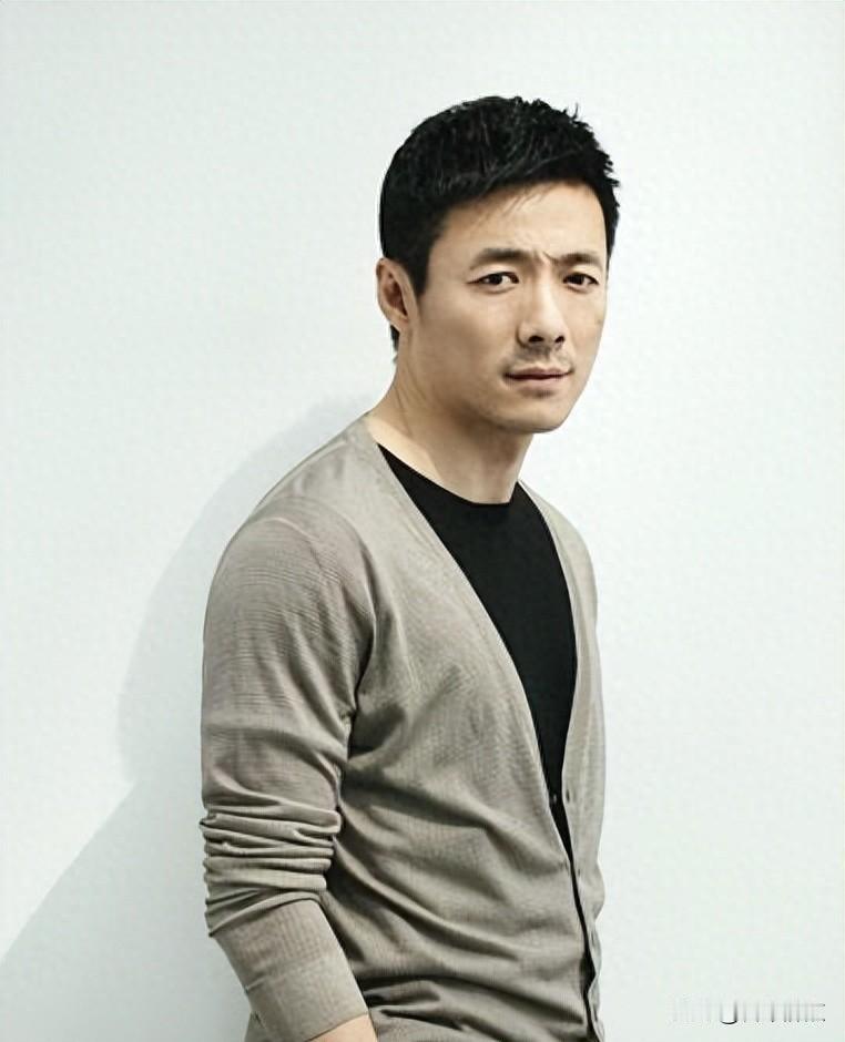 52岁演配角没人认，却因写字爆红，他凭什么突然火了？祖峰最近挺火的。不是因为新