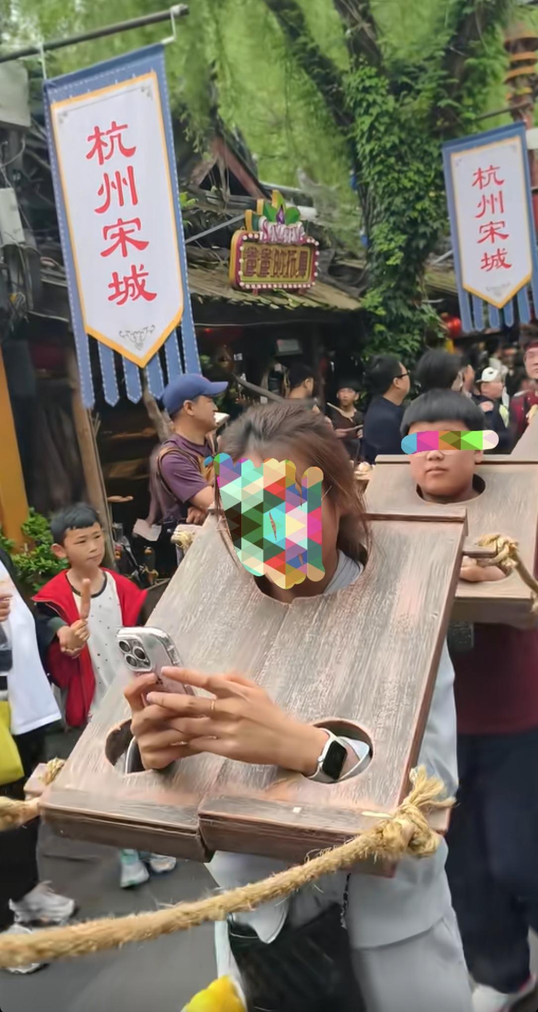 这是在干什么？你别说这样看手机还挺方便！[捂脸哭]
